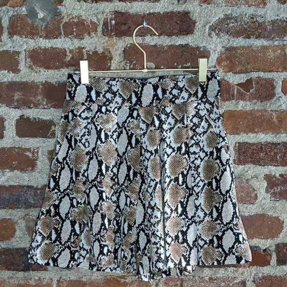 Hayden Small Snakeskin Wide Leg‎ Shorts w/ 2.5" Inseam & Pockets - Picture 1 of 12